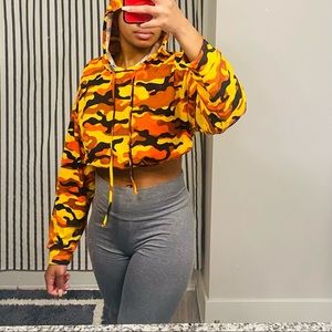Camo print crop hoodie